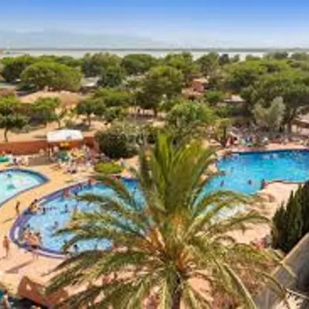 Mhvacances Louent Plusieurs Mobilhomes Dans Camping 4 Etoiles A 200m De La Plage Et Cure Thermale Campsite