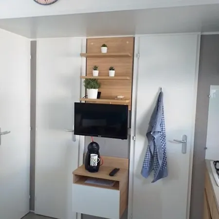 Mhvacances Louent Plusieurs Mobilhomes Dans Camping 4 Etoiles A 200m De La Plage Et Cure Thermale Campsite