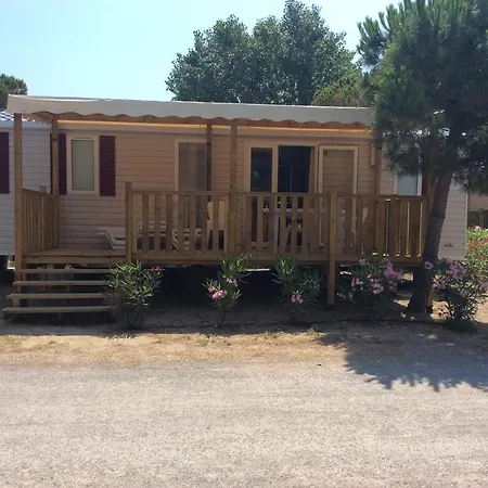 Hotel Mhvacances Louent Plusieurs Mobilhomes Dans 4 Etoiles A 200m De La Et Cure Thermale Canet-en-Roussillon