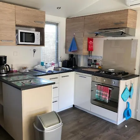 Campsite Mhvacances Louent Plusieurs Mobilhomes Dans Camping 4 Etoiles A 200m De La Plage Et Cure Thermale Canet-en-Roussillon