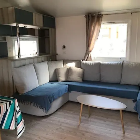Campsite Mhvacances Louent Plusieurs Mobilhomes Dans Camping 4 Etoiles A 200m De La Plage Et Cure Thermale Canet-en-Roussillon