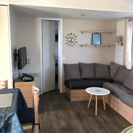 Campsite Mhvacances Louent Plusieurs Mobilhomes Dans Camping 4 Etoiles A 200m De La Plage Et Cure Thermale Canet-en-Roussillon