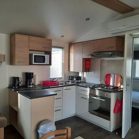 Mhvacances Louent Plusieurs Mobilhomes Dans Camping 4 Etoiles A 200m De La Plage Et Cure Thermale Campsite
