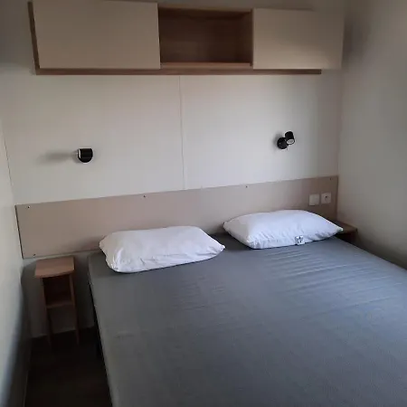 Campsite Mhvacances Louent Plusieurs Mobilhomes Dans Camping 4 Etoiles A 200m De La Plage Et Cure Thermale 4*