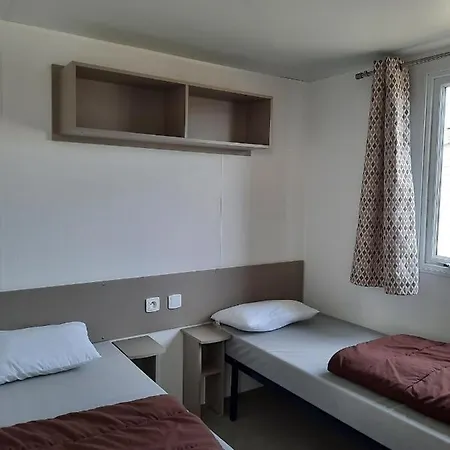 Campsite Mhvacances Louent Plusieurs Mobilhomes Dans Camping 4 Etoiles A 200m De La Plage Et Cure Thermale